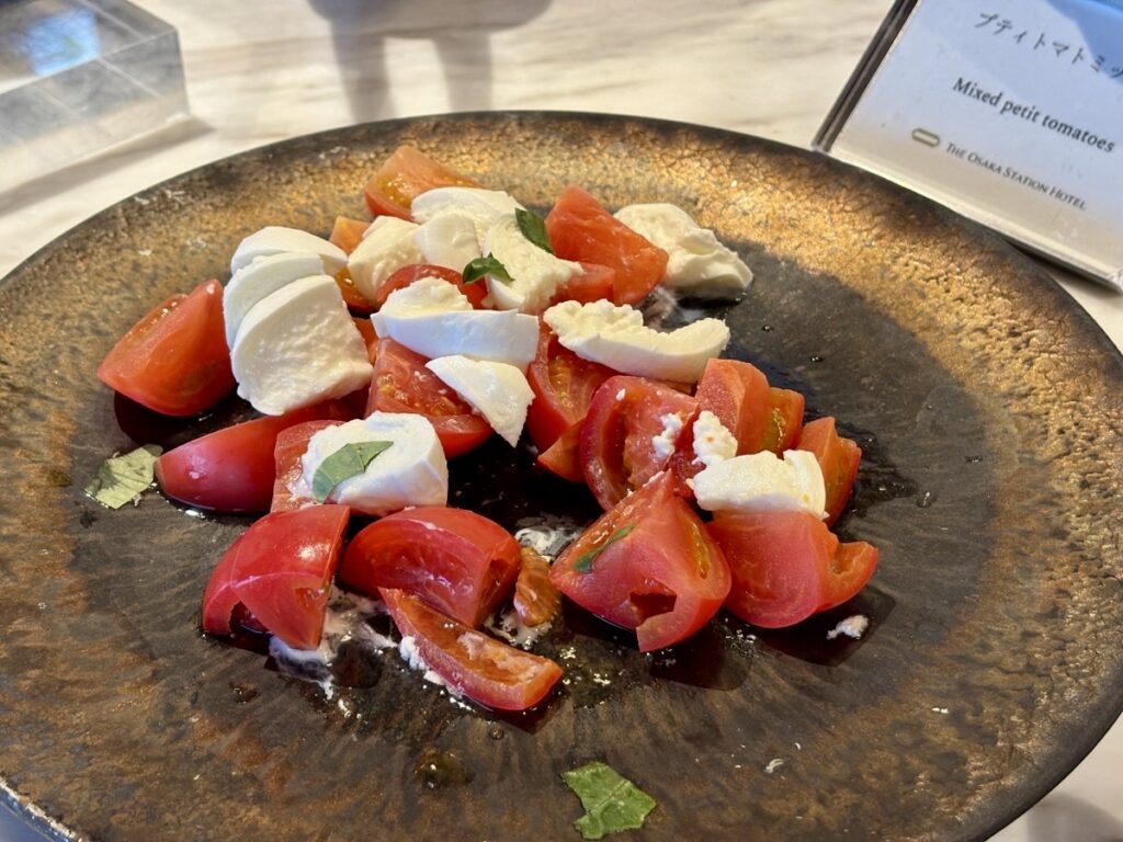 トマトとチーズのサラダ
