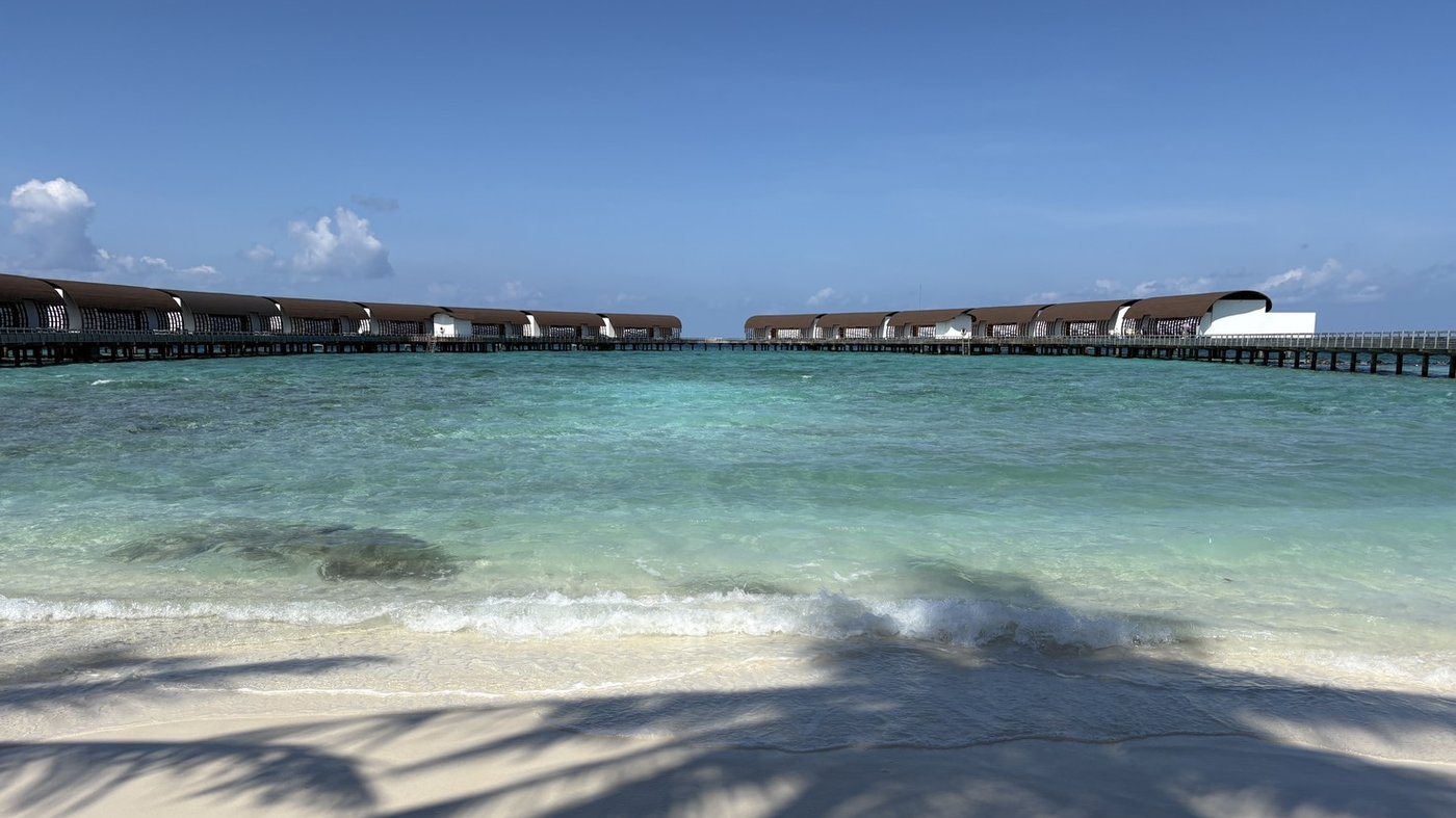 モルディブの水上コテージと青い海